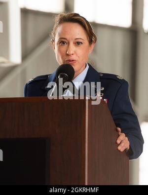 Le 88e Escadron de soutien aux opérations tient une cérémonie de passation de commandement à la base aérienne Wright-Patterson, en Ohio, le 21 juin 2021. Au cours de la cérémonie, le lieutenant-colonel Laura porter a cédé le commandement au lieutenant-colonel Donald Roley. Banque D'Images