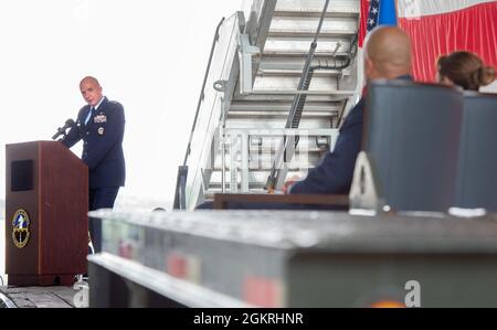 Le 88e Escadron de soutien aux opérations tient une cérémonie de passation de commandement à la base aérienne Wright-Patterson, en Ohio, le 21 juin 2021. Au cours de la cérémonie, le lieutenant-colonel Laura porter a cédé le commandement au lieutenant-colonel Donald Roley. Banque D'Images