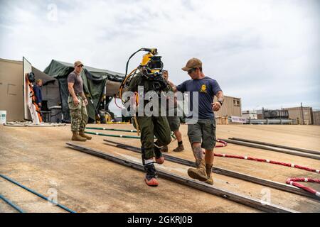 VIRGINIA BEACH, Virginie – (21 juin 2021) les plongeurs de la Marine affectés à l'unité mobile de sauvetage de plongée (MDSU) 2, Compagnie 2-5, se préparent à entrer dans l'eau pour les opérations de plongée en surface. Le MDSU 2, basé sur la base expéditionnaire mixte Little Creek - fort Story, est une force expéditionnaire prête au combat capable de se déployer dans le monde entier pour soutenir toutes les opérations de plongée et de sauvetage. Banque D'Images