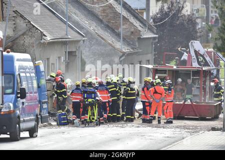 Korycany, République tchèque. 15 septembre 2021. Plusieurs personnes ont été blessées lors de l'explosion d'une maison à Korycany, près de Kromeriz, République tchèque, le 15 septembre 2021. Crédit: Dalibor Gluck/CTK photo/Alamy Live News Banque D'Images