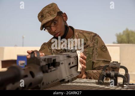 Sgt. Ellahimod Alexander, officier non commissionné des ressources humaines du Groupe de soutien de zone - Koweït, désassemble un calibre .50 lors d'un événement d'armes pour la compétition de meilleur guerrier du Centre 2021 de l'Armée des États-Unis au Camp Arifjan, Koweït, le 22 juin 2021. Les concurrents ont été chargés de démonter, de remonter et d'effectuer un contrôle des fonctions de diverses armes dans le cadre de l'événement. Banque D'Images