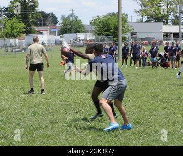 Au cours de cet événement, les soldats de la 101e Division aéroportée (Air Assault) participent à divers sports, ces événements sont les suivants: Basket-ball, football, softball, Eagle Fit, Tug-of-War, Boxe et Combatifs. Banque D'Images