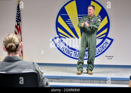 Le lieutenant-général Brad Webb, commandant du Commandement de l'éducation et de l'instruction aériennes, s'adresse aux aviateurs de la 23e formation en vol avant de présenter le Prix d'innovation général Larry O. Spencer à fort Rucker (Alabama), le 22 juin 2021. La prochaine équipe de formation en hélicoptère a été reconnue comme l'équipe de niveau commandement de l'éducation et de la formation aériennes lauréate du Prix d'innovation général Larry O. Spencer. Le prix est destiné à reconnaître chaque année les aviateurs qui ont mis au point des moyens créatifs et efficaces d'économiser de l'argent et du temps. Banque D'Images