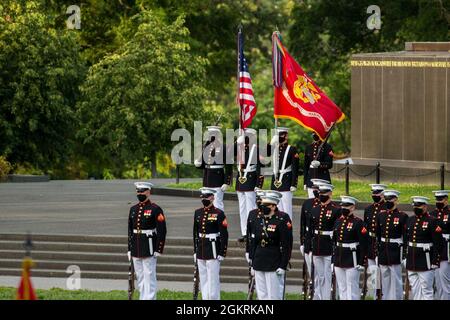 Marines avec la Garde de couleur officielle du corps des Marines en position d'attention lors d'une parade du coucher du soleil au Mémorial de guerre du corps des Marines, Arlington, va, le 23 juin 2021. Le général de division Julian D. Alford, commandant général de la formation, était le responsable hôte et le Dr Salim Lala, professeur adjoint de chirurgie, Division of Vascular Surgery – Department of Surgery, The GW Medical Facility Associates, Washington, était l'invité d'honneur. Banque D'Images