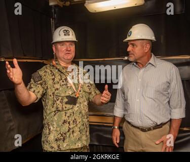 KINGS BAY, Géorgie, (22 juin 2021) Cmdr. Justin Kaper, commandant de l'USS Tennessee (SSBN 734) (Bleu), présente Todd Schafer, secrétaire adjoint par intérim de la Marine pour l'énergie, les installations et l'environnement, un compartiment d'amarrage à bord du sous-marin de missiles balistiques de classe Ohio USS Tennessee (SSBN 734) lors d'une tournée. Lors de sa visite à la base sous-marine navale de Kings Bay, Schafer a également visité le centre d'entraînement Trident et des logements familiaux. Banque D'Images