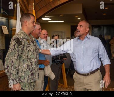 KINGS BAY, Géorgie, (22 juin 2021) Todd Schafer, secrétaire adjoint intérimaire de la Marine pour l'énergie, les installations et l'environnement, reconnaît les marins et les employés civils de la base sous-marine navale de Kings Bay pour leur travail remarquable au cours d'une visite. Lors de sa visite à Kings Bay, Schafer a visité le sous-marin de missiles balistiques de classe Ohio USS Tennessee (SSBN 734), l'installation d'entraînement Trident et des logements familiaux. Banque D'Images