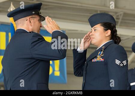 Airman Brianna Striplin, officier supérieur de la Force aérienne des États-Unis, 73e Escadron des opérations spéciales de l'Expeditionary, aviateur de missions spéciales Shadow 71, reçoit une médaille aérienne du lieutenant-général de la Force aérienne des États-Unis, Jim vie, commandant du Commandement des opérations spéciales de la Force aérienne, lors d'une cérémonie à Hurlburt Field, en Floride, le 22 juin 2021. Shadow 71 était un vol de Ghostrider AC-130J qui a directement soutenu les forces américaines et afghanes lors d'une embuscade et d'un tir de feu subséquent, en engageant à plusieurs reprises des positions ennemies tout en coordonnant simultanément une multitude d'autres fonctions de soutien dans les airs. Banque D'Images