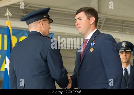 L'ancien officier supérieur de la Force aérienne des États-Unis, Thomas Fay, 73e aviateur de missions spéciales de l'escadron des opérations spéciales de l'expéditionnaire Shadow 71, reçoit une médaille aérienne du lieutenant-général de la Force aérienne des États-Unis, Jim Swlife, commandant du Commandement des opérations spéciales de la Force aérienne, lors d'une cérémonie à Hurlburt Field, en Floride, le 22 juin 2021. Shadow 71 était un vol de Ghostrider AC-130J qui a directement soutenu les forces américaines et afghanes lors d'une embuscade et d'un tir de feu subséquent, en engageant à plusieurs reprises des positions ennemies tout en coordonnant simultanément une multitude d'autres fonctions de soutien dans les airs. Banque D'Images