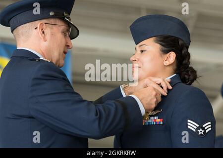 Airman Brianna Striplin, officier supérieur de la Force aérienne des États-Unis, 73e Escadron des opérations spéciales de l'Expeditionary, aviateur de missions spéciales Shadow 71, reçoit une médaille aérienne du lieutenant-général de la Force aérienne des États-Unis, Jim vie, commandant du Commandement des opérations spéciales de la Force aérienne, lors d'une cérémonie à Hurlburt Field, en Floride, le 22 juin 2021. Shadow 71 était un vol de Ghostrider AC-130J qui a directement soutenu les forces américaines et afghanes lors d'une embuscade et d'un tir de feu subséquent, en engageant à plusieurs reprises des positions ennemies tout en coordonnant simultanément une multitude d'autres fonctions de soutien dans les airs. Banque D'Images