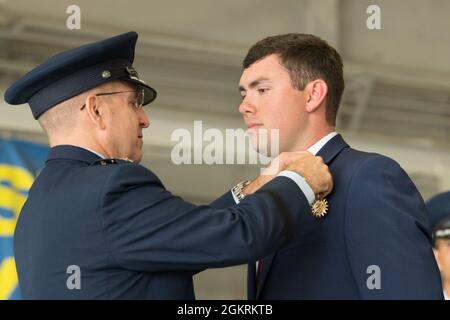 L'ancien officier supérieur de la Force aérienne des États-Unis, Thomas Fay, 73e aviateur de missions spéciales de l'escadron des opérations spéciales de l'expéditionnaire Shadow 71, reçoit une médaille aérienne du lieutenant-général de la Force aérienne des États-Unis, Jim Swlife, commandant du Commandement des opérations spéciales de la Force aérienne, lors d'une cérémonie à Hurlburt Field, en Floride, le 22 juin 2021. Shadow 71 était un vol de Ghostrider AC-130J qui a directement soutenu les forces américaines et afghanes lors d'une embuscade et d'un tir de feu subséquent, en engageant à plusieurs reprises des positions ennemies tout en coordonnant simultanément une multitude d'autres fonctions de soutien dans les airs. Banque D'Images