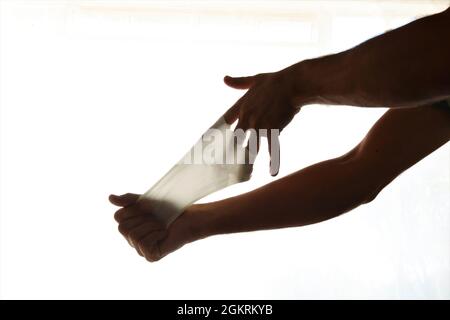 Retirer les gants en latex des mains.une fois les gants retirés, veillez à vous laver les mains avec de l'eau et du savon. Banque D'Images