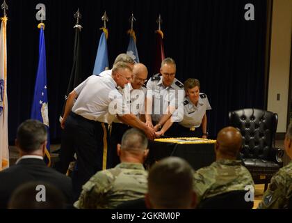 Le 22 juin 2021, la cérémonie de certification du marché du Colorado à la base aérienne Peterson, Colorado, comprenait une coupe de gâteau avec le colonel de la Force aérienne Patrick Pohle, commandant du 21e Groupe médical, à gauche, le colonel de l'Armée Kevin R. Bass, le commandant de l'Hôpital communautaire de l'Armée Evans et le directeur du marché du Colorado, Armée de terre. Lieutenant-général (Dr) Ronald J. place, directeur de l'Agence de santé de la Défense, Christopher Grussendorf, commandant du 10e Groupe médical, et Shannon Phares, 460e Groupe médical. Banque D'Images