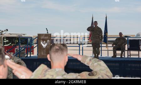 Le lieutenant-colonel Michael Pluger de la U.S. Air Force, commandant du 509e Escadron de génie civil, rend le premier hommage aux aviateurs du 509e ces lors de la cérémonie de passation de commandement à la base aérienne de Whiteman, Missouri, le 22 juin 2021. Les cérémonies de changement de commandement symbolisent le changement de leadership devant les membres d’une unité, leur permettant de voir et d’entendre leur nouveau commandant. Banque D'Images