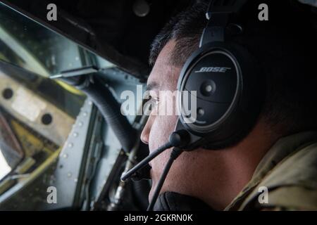 Airman 1re classe Adam Salazar, 91e exploitant de la rampe de ravitaillement de l'escadron aérien expéditionnaire, se prépare à ravitailler un avion de reconnaissance conjoint RC-135V/W Rivet au-dessus de l'Asie du Sud-Ouest à partir d'un KC-135 Stratotanker de la U.S. Air Force le 22 juin 2021. Le KC-135 fournit au U.S. Air Force Central une capacité de ravitaillement aérien mondiale pour soutenir les avions communs et de coalition dans toute la zone de responsabilité du Commandement central des États-Unis. Banque D'Images