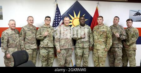 De gauche à droite, Adjudant-chef 5 Paul Jenschke, 1er Sgt. Michael Luna, SPC. Kenneth Flynn, Brig. Général Michael Adame, SPC. Adrian Johnson, Sgt. Première classe James Mullins, Sgt. Brandon Carriere et le 1er lieutenant Evan Oakley posent pour une photo au Camp Buehring, au Koweït, après que trois soldats de la Force opérationnelle Phoenix ont reçu une pièce de la Force opérationnelle Spartan de Brig. Général Adame pour leur travail remarquable. Banque D'Images