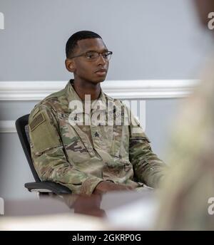 Sergent de l'armée américaine Ellahimod Alexander, officier non commissionné des ressources humaines du Groupe de soutien de zone – Koweït, écoute une question lors de l'événement du conseil d'administration dans le cadre de la compétition du meilleur guerrier du Centre de l'Armée des États-Unis en 2021, Camp Arifjan, Koweït, 23 juin 2021. On a posé aux concurrents diverses questions aux sergents Major, y compris l'entretien des véhicules, la doctrine de l'Armée de terre et les événements actuels. Banque D'Images