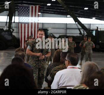 Le colonel Donald W. Harlow, à gauche, commandant entrant du Commandement du stockage de la Force maritime, s'adresse aux participants lors de la cérémonie de changement de commandement du CSFM à la base logistique du corps des Marines Albany, en Géorgie, le 23 juin. Banque D'Images