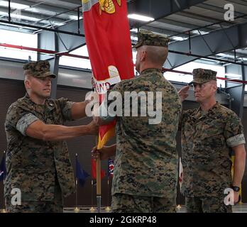 Le colonel Donald W. Harlow, à gauche, commandant entrant, Commandement du stockage de la Force maritime, accepte les couleurs du CMF du colonel Kipp A. Wahlgren, commandant sortant, CMF, lors d'une cérémonie de changement de commandement à la base logistique du corps maritime Albany, Géorgie, le 23 juin. Banque D'Images