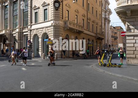 Rome, Italie - 26 août 2021 : deux garçons utilisent des scooters électriques pour se déplacer dans les rues du centre-ville. Banque D'Images