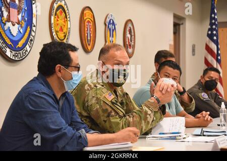 Base aérienne de Soto Cano, Honduras - le colonel de l'armée américaine Steven Gventer (au centre), commandant de la Force opérationnelle interarmées-Bravo, discute des possibilités de partenariat lors d'une réunion avec des membres du Commonwealth des municipalités dans la région sud-ouest de Comayagua et la Paz, à la base aérienne de Soto Cano, au Honduras, le 23 juin 2021. Le groupe de travail a mené de multiples ententes de partenariat dans les deux ministères, y compris des dons de fournitures et d’équipement de protection individuelle au milieu de la pandémie COVID-19 en cours dans le cadre du programme d’aide humanitaire du Commandement Sud des États-Unis. Banque D'Images