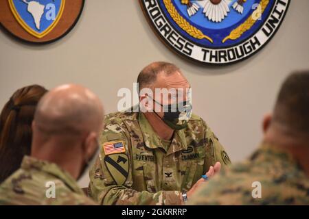 Base aérienne de Soto Cano, Honduras - le colonel de l'armée américaine Steven Gventer (au centre), commandant de la Force opérationnelle interarmées-Bravo, discute des possibilités de partenariat lors d'une réunion avec des membres du Commonwealth des municipalités dans la région sud-ouest de Comayagua et la Paz, à la base aérienne de Soto Cano, au Honduras, le 23 juin 2021. Le groupe de travail a mené de multiples ententes de partenariat dans les deux ministères, y compris des dons de fournitures et d’équipement de protection individuelle au milieu de la pandémie COVID-19 en cours dans le cadre du programme d’aide humanitaire du Commandement Sud des États-Unis. Banque D'Images