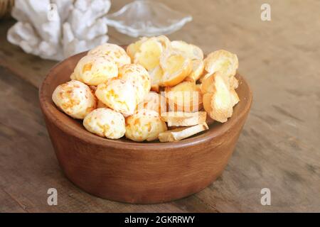 pain au fromage et toasts servis dans un panier en bois sur table - cuisine brésilienne - attention sélective Banque D'Images