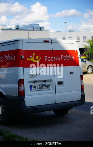 POZNAN, POLOGNE - 15 juillet 2017 : un cliché vertical d'une fourgonnette de transport postal Poczta Polska garée à l'extérieur Banque D'Images