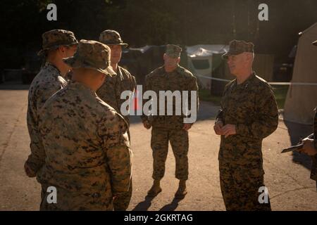 Le général de division des Marines, Michael F. Fahey, commandant général de la quatrième division des Marines, s'entretient avec le troisième Bataillon du 23e Régiment des Marines pour une performance exemplaire lors de leur entraînement annuel à fort KNOX, Kentucky, le 23 juin 2021. Les unités de la Réserve des Forces maritimes organisent une formation annuelle pour perfectionner leurs compétences professionnelles et maintenir leurs compétences au combat afin qu'elles soient prêtes à accroître et à renforcer la composante active. Banque D'Images