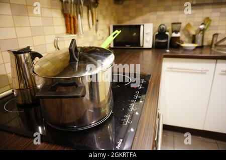 POZNAN, POLOGNE - 05 mars 2016 : gros plan d'une casserole en métal sur une plaque à induction dans la cuisine Banque D'Images