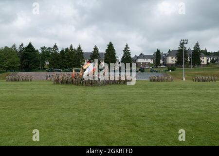 Les soldats de la 16e Brigade de soutien saluent lors du jeu de l'hymne national, lors d'une cérémonie de commandement au champ de Minick, Baumholder, Allemagne, le 23 juin 2021. Au cours de la cérémonie, le commandant sortant, le colonel Scott B. Kindberg, a officiellement abandonné le commandement du 16e SB au commandant entrant, le colonel Angel R. Estrada. Banque D'Images