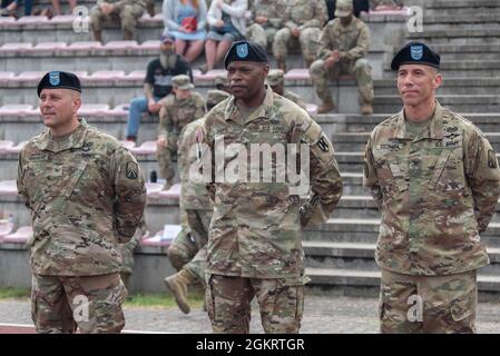 Colonel Scott B. Kindberg, commandant sortant, 16e Brigade de soutien (à gauche), Brig. Le général James M. Smith, commandant général du 21e Commandement du soutien du théâtre (au centre), et le colonel Angel R. Estrada, commandant entrant de la 16e Brigade du soutien, se réunissent lors d'une cérémonie de changement de commandement au Minick Field, Baumholder, Allemagne, le 23 juin 2021. Au cours de la cérémonie, Kindberg a officiellement abandonné le commandement du 16e SB à Estrada. Banque D'Images