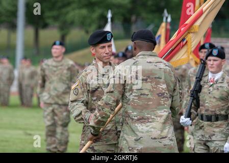 Bang. Le général James M. Smith, commandant général du 21e Commandement du soutien du théâtre, transmet les couleurs de l'unité au commandant entrant, le colonel Angel R. Estrada, lors d'une cérémonie de changement de commandement au champ de Minick, Baumholder, Allemagne, le 23 juin 2021. Au cours de la cérémonie, le commandant sortant, le colonel Scott B. Kindberg, a officiellement abandonné le commandement du 16e SB à Estrada. Banque D'Images