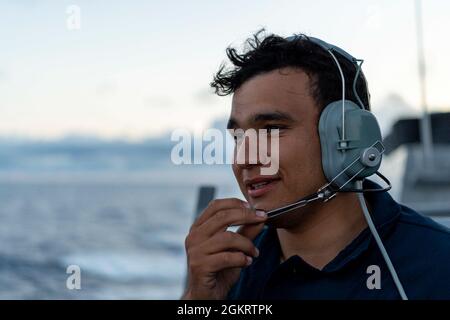 210623-N-LN093-1060 OCÉAN PACIFIQUE (le 23 juin 2021) le marin Benjamin Gomez-Giron, originaire de Fresno, en Californie, veille sur l'aile du pont tribord du destroyer à missiles guidés de classe Arleigh Burke USS O’Kane (DDG 77), le 23 juin 2021. O’Kane mène actuellement des opérations maritimes de routine dans la 3e flotte des États-Unis. Banque D'Images