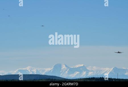 Quatre A-10 Thunderbolt IIS affectés au 25ème Escadron de chasseurs décollage pendant le DRAPEAU ROUGE-Alaska 21-2on base aérienne d'Eielson, Alaska, le 18 juin 2021. L'A-10 est conçu pour un soutien aérien rapproché des forces terrestres et peut être utilisé contre les avions d'attaque maritime légers et les cibles terrestres. Banque D'Images