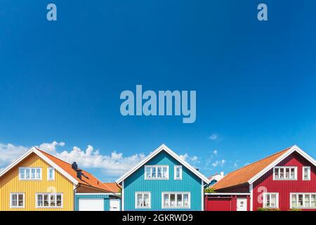 Vieilles maisons suédoises colorées en face d'un ciel bleu Banque D'Images