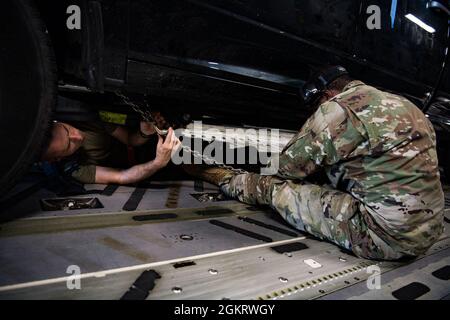 Les aviateurs de la Reserve Citizen du 315e vol d'intervention d'urgence, 315e Escadre de transport aérien, joindre la base Charleston, S.C. effectuent un exercice d'intervention d'urgence en provenance de la base conjointe Charleston S.C., du 23 au 27 juin 2021, à l'aéroport international de Richmond, en Virginie, en collaboration avec le fédéral, ministère de la Défense, ministère de la Justice, Et les équipes d'intervention du département de la sécurité intérieure. L'exercice a été conçu pour fournir divers scénarios de formation afin de maintenir les devises opérationnelles, de valider la doctrine de l'emploi de combat Agile et d'utiliser la formation et les procédures tactiques pour favoriser le service de la sœur et l'epdd fédérale Banque D'Images