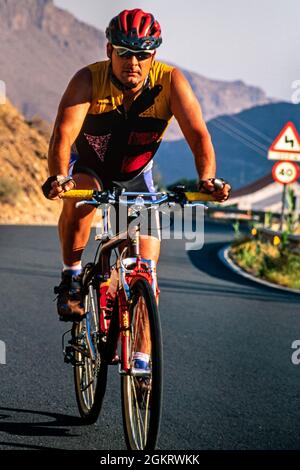 Cycliste solitaire sur la route rurale, Gran Canaria, Espagne Banque D'Images
