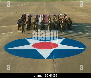 Des aviateurs du 43e Escadron de mobilité aérienne, Pope Army Airfield, en Caroline du Nord, posent pour une photo d'équipe le 23 juin 2021. Banque D'Images