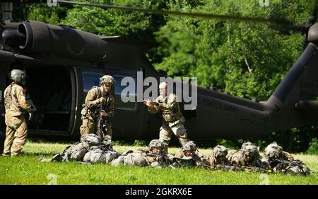 Le capitaine Curt Lane (à droite, debout) a dirigé la classe de 2024 cadets qui sortent de l'hélicoptère à la ZONE d'atterrissage OWL et se mettent en position défensive le dernier jour de l'exercice d'entraînement sur le terrain le 23 juin au Camp Buckner. Banque D'Images