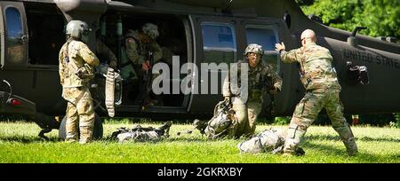 Le capitaine Curt Lane (à droite, debout) a dirigé la classe de 2024 cadets qui sortent de l'hélicoptère à la ZONE d'atterrissage OWL et se mettent en position défensive le dernier jour de l'exercice d'entraînement sur le terrain le 23 juin au Camp Buckner. Banque D'Images