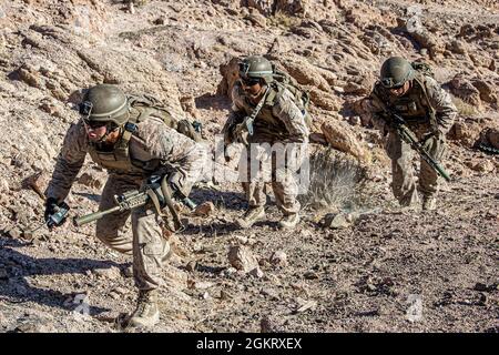Marines des États-Unis avec 2e bataillon, 1er Marines, affecté à la Force opérationnelle Marine Air-sol à but spécial – intervention en cas de crise – Commandement central (SPMAGTF-CR-CC) manœuvrent en haut d'une colline pendant l'entraînement en Jordanie, le 23 juin 2021. SPMAGTF-CR-CC est conçu pour répondre rapidement et efficacement à une vaste gamme d'opérations militaires utilisant des biens d'aviation, de sol et de logistique. Banque D'Images