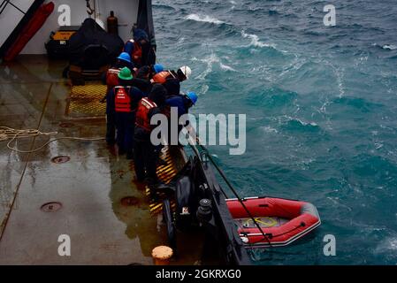 L'équipage de l'USCGC Maple (WLB 207) participe à l'exercice annuel à grande échelle du Commandement conjoint de l'Arctique danois, Argus, dans le sud du Groenland, le 23 juin 2021. Les forces déployées ont démontré les capacités de la Garde côtière des États-Unis pour renforcer la capacité et l'expertise des partenaires en recherche et sauvetage, en gestion des incidents et en intervention en milieu marin. Ces efforts consolident les relations stratégiques clés tout en réalisant des objectifs mutuels danois, groenlandais et américains dans l'Arctique atlantique nord-américain et dans l'océan Atlantique nord-ouest. Banque D'Images