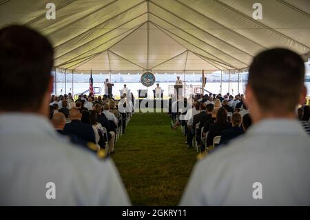 Le personnel du secteur de la Garde côtière de San Francisco a organisé une cérémonie de passation de commandement sur l'île Yerba Buena, le 24 juin 2021. Les responsabilités du commandant du secteur de San Francisco comprennent le capitaine du port, le coordonnateur fédéral sur place, l'officier responsable des inspections maritimes, le coordonnateur fédéral de la sécurité maritime et le coordonnateur de la mission de recherche et sauvetage. La zone de responsabilité s'étend de la frontière Californie-Orgeon à la ligne du comté de San Luis Obispo, ainsi qu'à une grande partie du Nevada, dans l'Utah, Parties du Wyoming et comprend plus de 2,500 milles de rivage dans la baie de San Francisco et ses affluents Banque D'Images