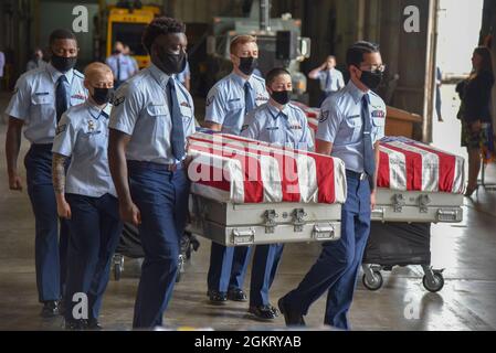 La Garde d'honneur de la 55e Escadre, de la base aérienne d'Offutt, Nebraska, transporte un cas de restes dans un camion en attente pendant la cérémonie d'honneur de l'Oklahoma Group à l'aéroport de Lincoln, Lincoln, Nebraska, le 24 juin 2021. Dix cas de transfert de restes non identifiables provenant du projet USS Oklahoma au laboratoire Offutt AFB de DPAA ont été renvoyés à l'installation de DPAA à Hawaï. Banque D'Images