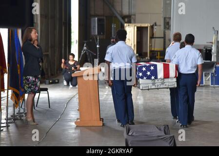 Le Dr Carrie Brown, le directeur de laboratoire de l'agence de comptabilité de la Défense POW/MIA, rend hommage tandis que la Garde d'honneur de la 55e Escadre de la base aérienne d'Offutt, Nebraska, transporte un cas de restes dans un camion en attente pendant la cérémonie de l'USS Oklahoma Group reste honorable Carry à l'aéroport de Lincoln, Lincoln, Nebraska, le 24 juin, 2021. Dix cas de transfert de restes non identifiables provenant du projet USS Oklahoma au laboratoire Offutt AFB de DPAA ont été renvoyés à l'installation de DPAA à Hawaï. Banque D'Images