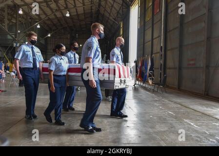 La Garde d'honneur de la 55e Escadre, de la base aérienne d'Offutt, Nebraska, transporte un cas de restes dans un camion en attente pendant la cérémonie d'honneur de l'Oklahoma Group à l'aéroport de Lincoln, Lincoln, Nebraska, le 24 juin 2021. Dix cas de transfert de restes non identifiables provenant du projet USS Oklahoma au laboratoire Offutt AFB de DPAA ont été renvoyés à l'installation de DPAA à Hawaï. Banque D'Images