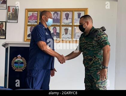 210624-N-AB123-001 GEORGETOWN (Guyana) (le 24 juin 2021) le capitaine Matthew Wadleigh, commandant de l'unité de réserve de la Garde côtière américaine (UGRU), SOUTHCOM, et le lieutenant-colonel Michael Shahoud, commandant de la Garde côtière de la Force de défense du Guyana, se bousculer lors d'une cérémonie de remise de prix à la base de la Garde côtière du Guyana, le 24 juin 2021. Tradewinds 2021 est un exercice axé sur la sécurité dans les Caraïbes parrainé par le Commandement Sud des États-Unis dans les domaines du sol, de l'air, de la mer et de la cyber-sécurité, en collaboration avec les pays partenaires pour mener une formation conjointe, combinée et interagences, axée sur l'accroissement de la coopération régionale et le stabil Banque D'Images