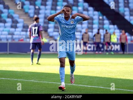 Oscar Bobb, de Manchester City, célèbre le deuxième but du match de sa partie lors de la Ligue de la jeunesse de l'UEFA, le groupe A au stade de l'Académie de Manchester City. Date de la photo: Mercredi 15 septembre 2021. Banque D'Images