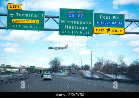 Avion de Sun Country survolant l'autoroute 5 à l'approche de la piste du terminal 1 de l'aéroport international de Minneapolis-St Paul. St Paul Minnesota MN États-Unis Banque D'Images