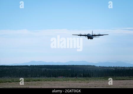 Un C-130J Super Hercules affecté au 36e Escadron de transport aérien effectue une approche basse pendant LE DRAPEAU ROUGE Alaska 21-2, le 24 juin 2021, à fort Greely, en Alaska. RED FLAG-Alaska est un exercice d'entraînement sur le terrain dirigé par les forces aériennes du Pacifique pour les forces américaines et internationales qui ont effectué des simulations de conditions de combat aérien. Banque D'Images